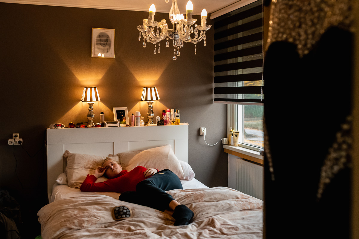 Uitrusten na fysiotherapie sessie, op bed ligt de PacePro, documentaire fotografie door Sandra Stokmans Fotografie