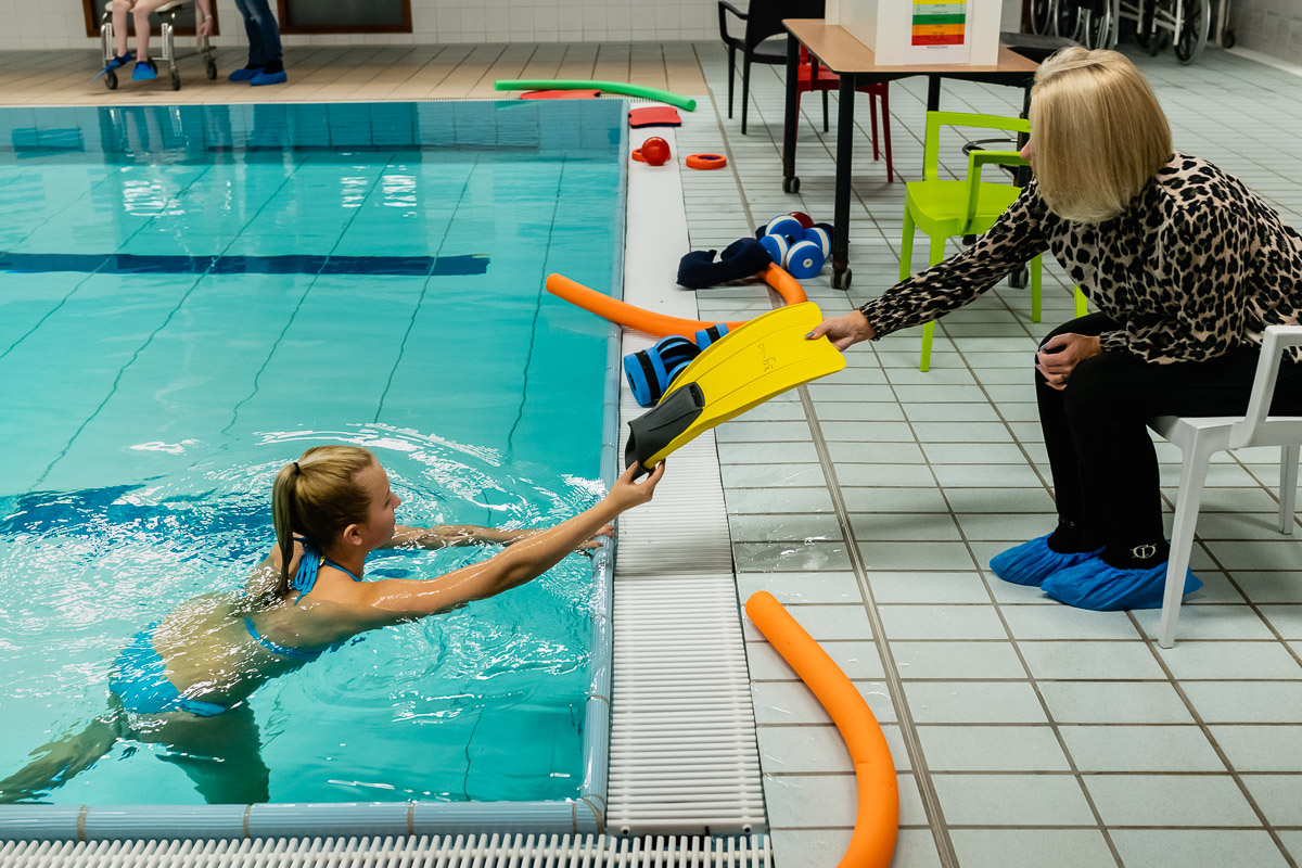 Klaarmaken fysiotherapie sessie controle hartslag, documentaire fotografie door Sandra Stokmans Fotografie