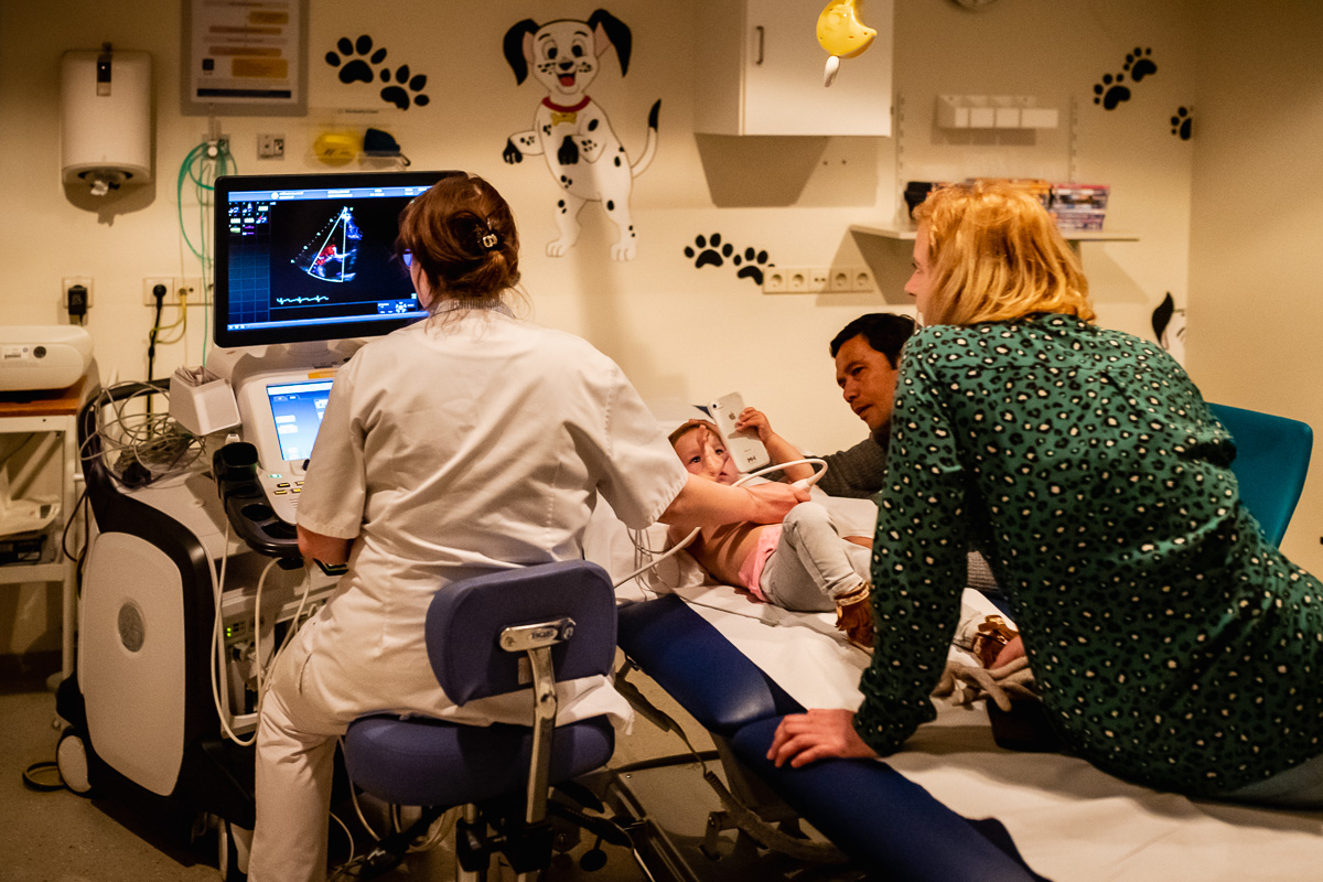 Hartekind Merel op consult bij het Wilhelmina Kinderziekenhuis