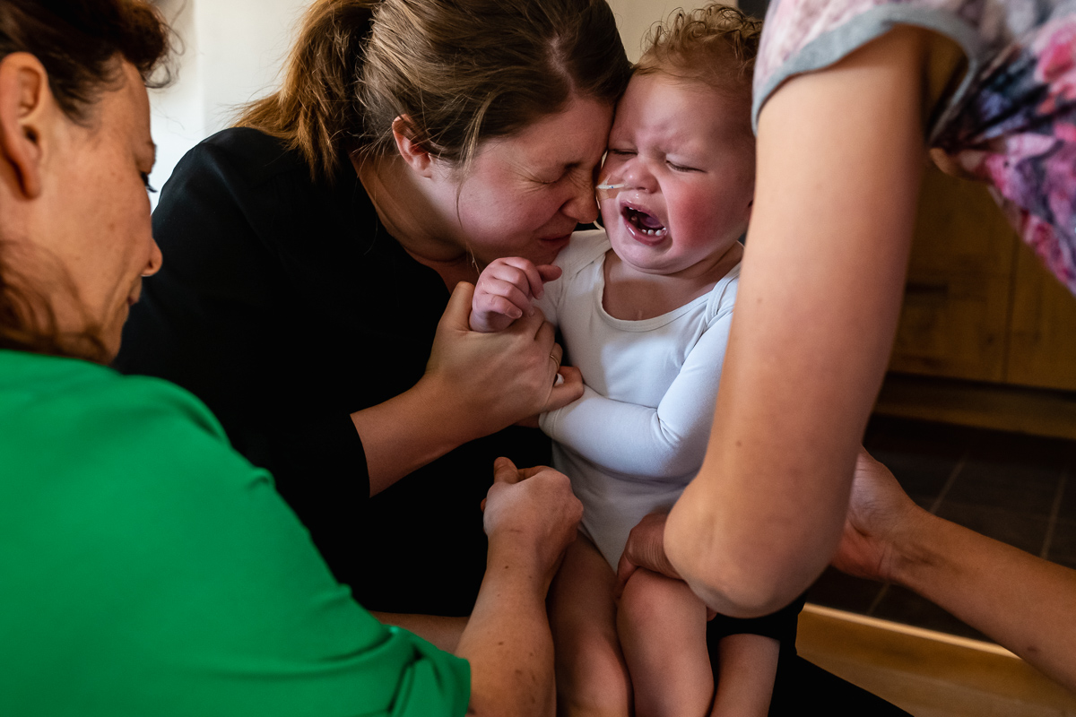 Documentaire fotografie, Project Hartekind, Hartekind krijgt zijn laatste SYNAGIS thuis toegediend thuis, foto door Sandra Stokmans Fotografie