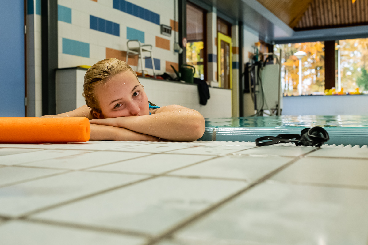 Moe na rondje zwemmen in revalidatiebad Blixembosch voor fysiotherapie sessie controle hartslag, documentaire fotografie door Sandra Stokmans Fotografie