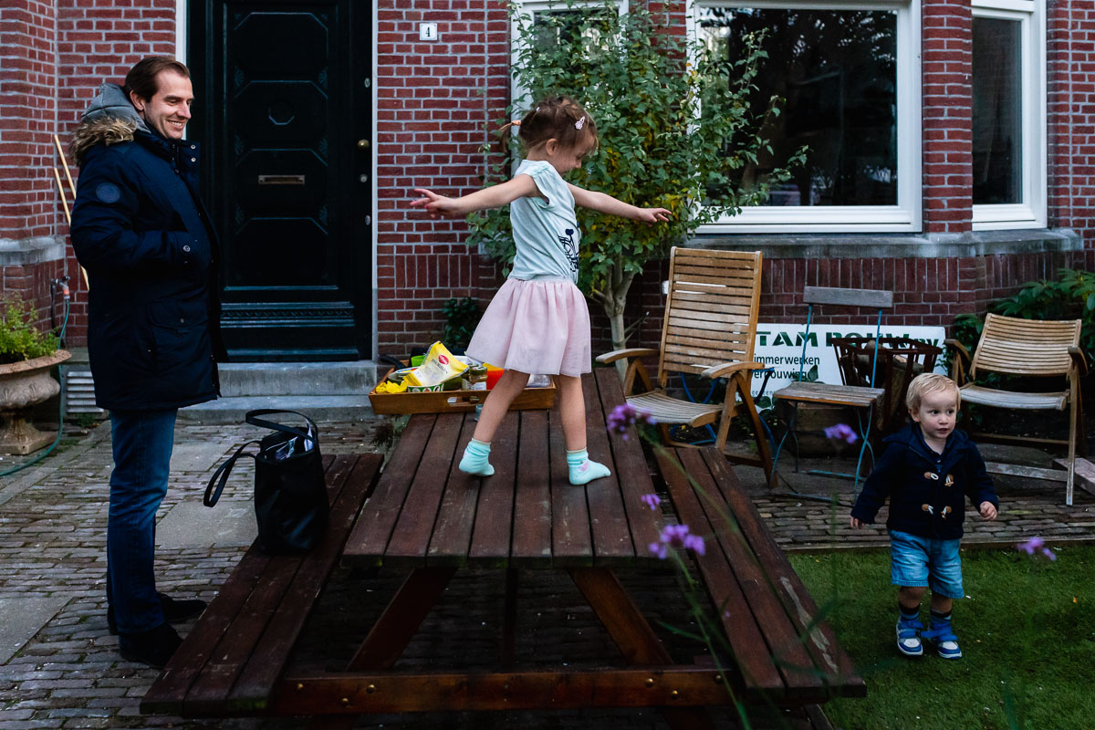 Dansen op de picknicktafel tijdens Day in the Life Rotterdam voor Project Hartekind, foto door Sandra Stokmans Fotografie