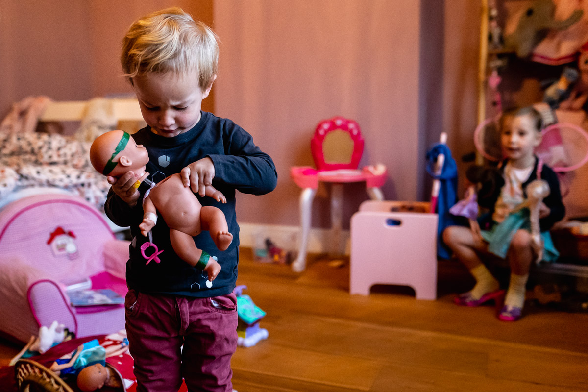 Met de poppen spelen tijdens Day in the Life Rotterdam voor Project Hartekind, foto door Sandra Stokmans Fotografie