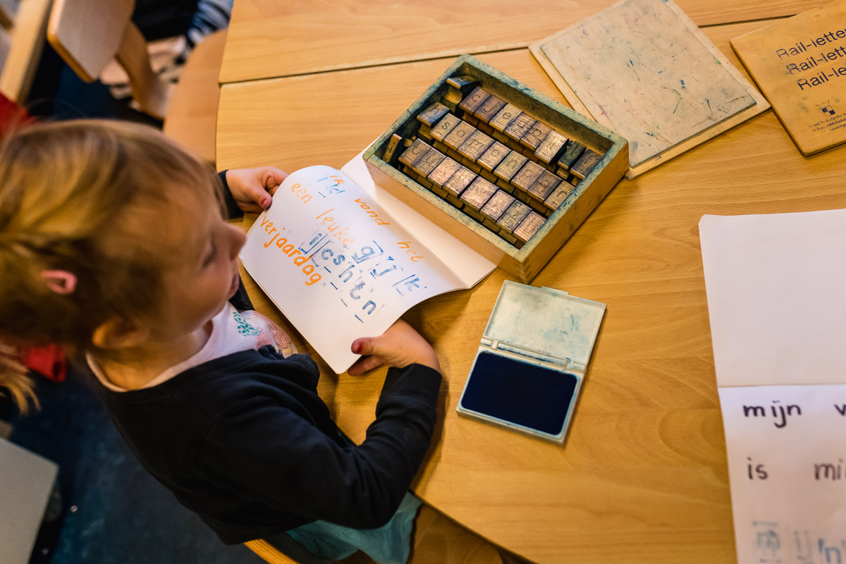 Werkjes op school tijdens Day in the Life Rotterdam voor Project Hartekind, foto door Sandra Stokmans Fotografie