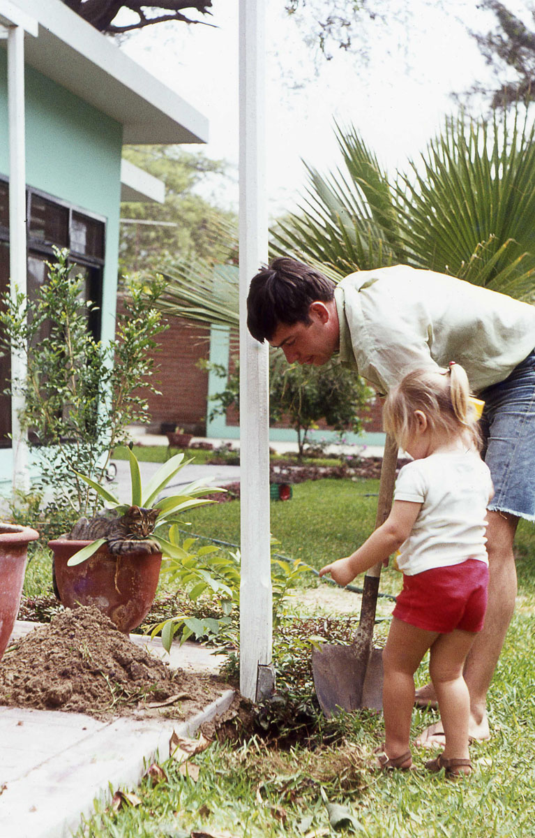 My dad and I working in the garden in Indonesia, Sandra Stokmans family photographer Amsterdam, family fotograaf Amsterdam 