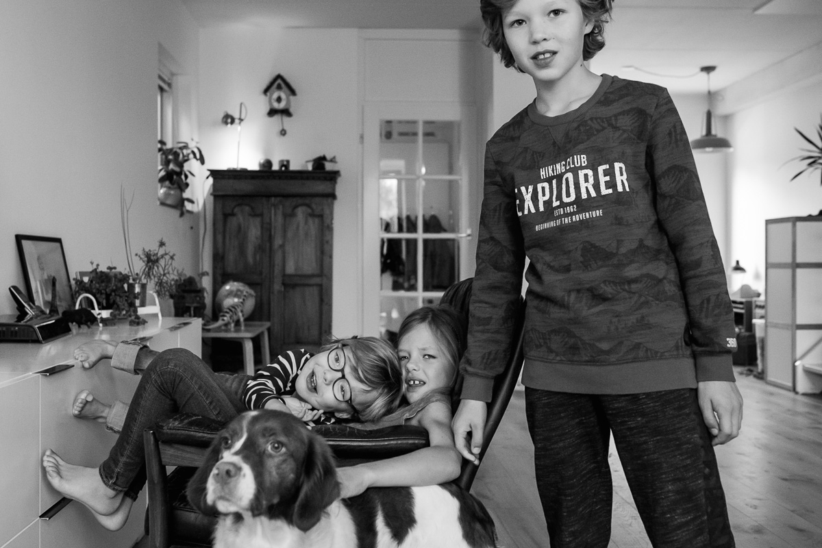 Familiefotograaf Maarssen, Portret van de kinderen en hond tijdens een Day in the Life, foto door Sandra Stokmans Fotografie