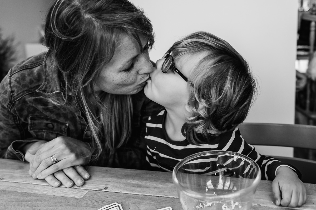 Familiefotograaf Maarssen, moeder kust zoon tijdens een Day in the Life, foto door Sandra Stokmans Fotografie