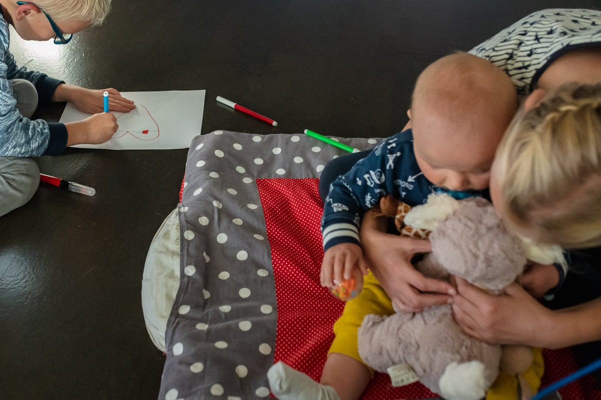 Fotosessie van groot gezin, broer tekent. Familie fotografie, Sandra Stokmans Fotografie