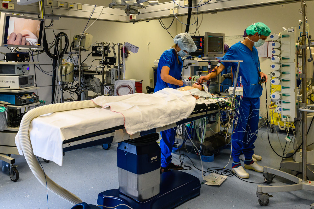 Ziekenhuisreportage - De kindercardioloog controleert Puck voordat de openhartoperatie begint. Wilhelmina Kinderziekenhuis (WKZ) in Utrecht. Foto door Sandra Stokmans Fotografie