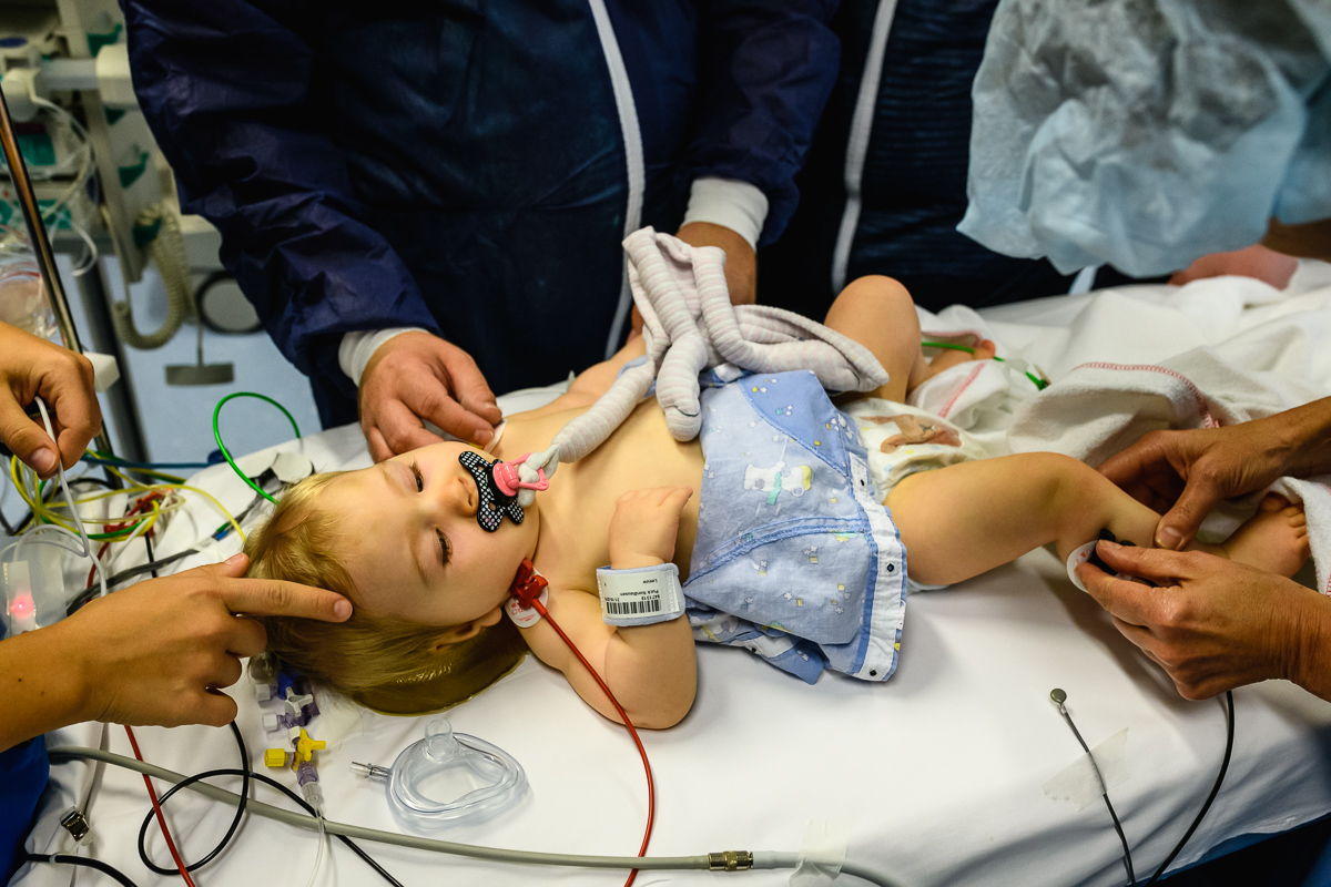 Ziekenhuisreportage - Hartekind Puck wordt 'klaargemaakt' voor haar derde openhartoperatie bij het Wilhelmina Kinderziekenhuis (WKZ) in Utrecht. Foto door Sandra Stokmans Fotografie