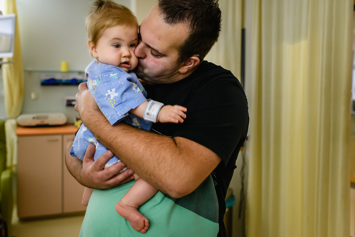 Ziekenhuisreportage - Hartekind Puck nog lekker in Papa's armen voor voor haar derde openhartoperatie bij het Wilhelmina Kinderziekenhuis (WKZ) in Utrecht. 