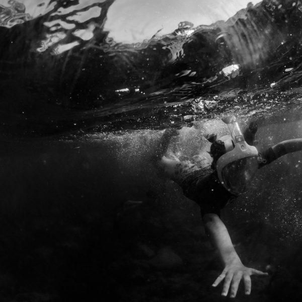 Documentary family photography. GoPro photo swimming in the ocean in Spain. Familiefotografie door Sandra Stokmans Fotografie
