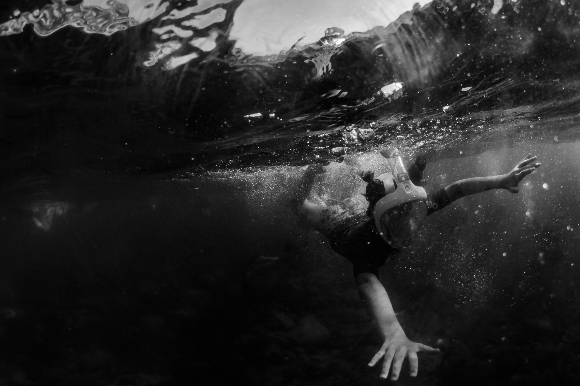 Documentary family photography. GoPro photo swimming in the ocean in Spain. Familiefotografie door Sandra Stokmans Fotografie