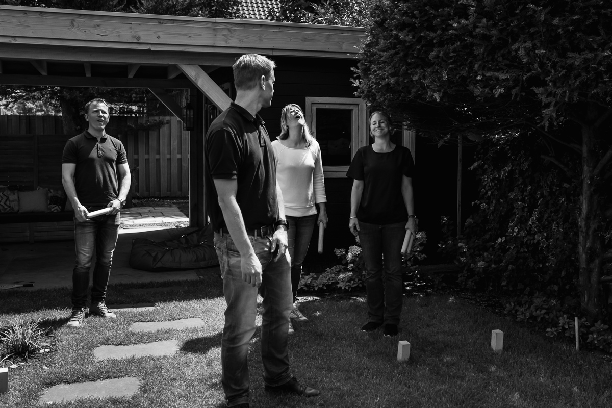 DITL Familie Iverson-van Dijk Een gezellig potje Kubb tegen de kinderen spelen.