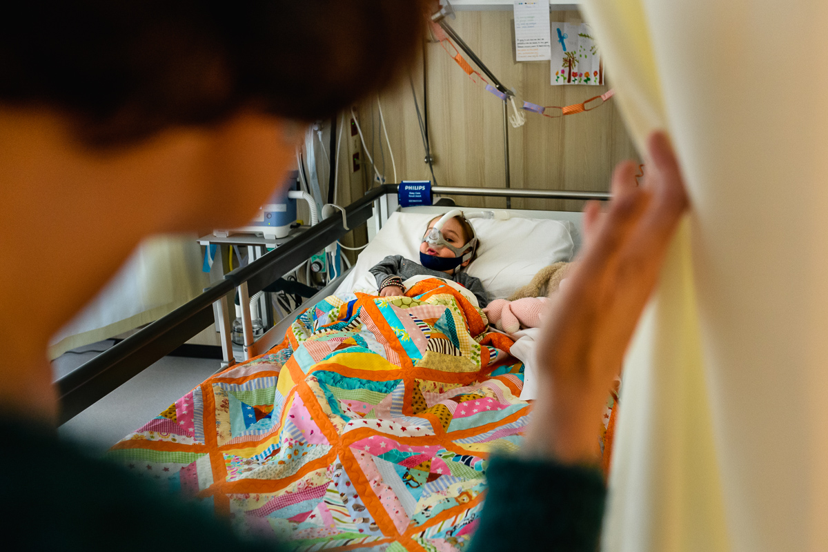 Ziekenhuisreportage, Day in the hospital bij WKZ Utrecht, slapen beademing, foto door Sandra Stokmans Fotografie