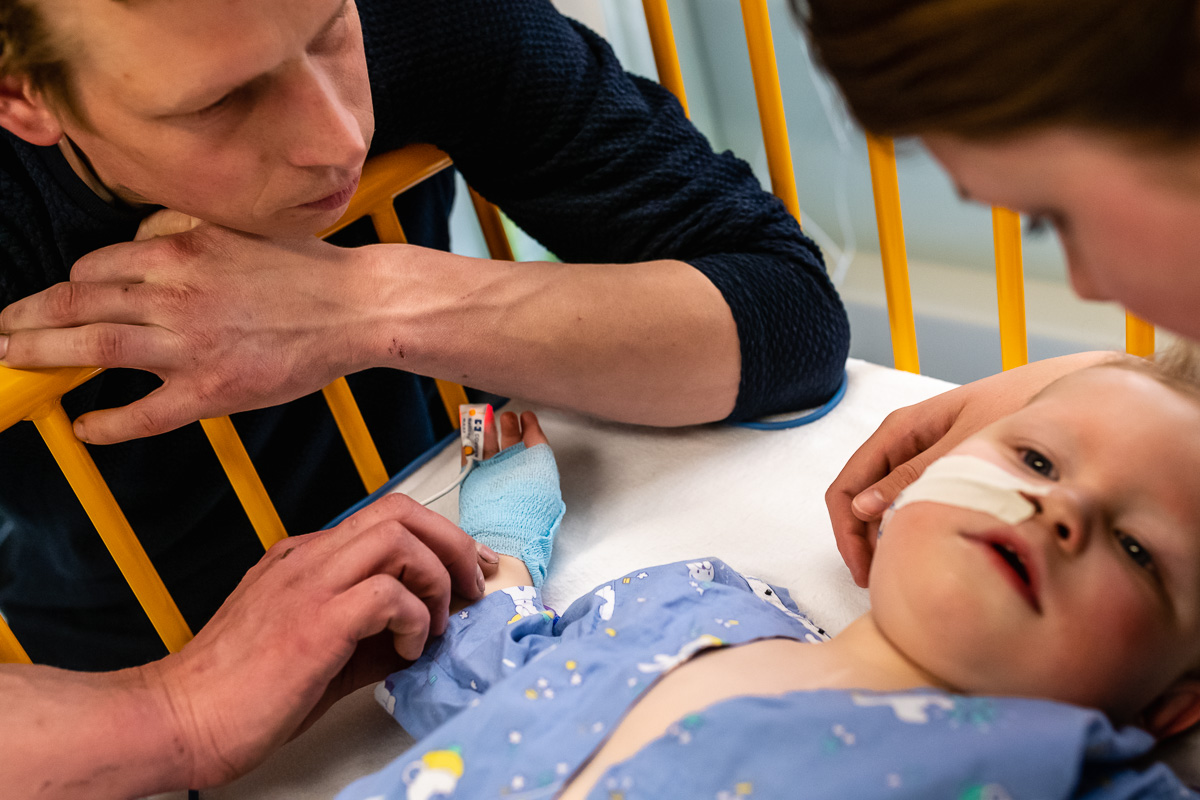 Hartcatherisatie van jongen 22 maanden in het Wilhelmina Kinderziekenhuis, voor Project Hartekind