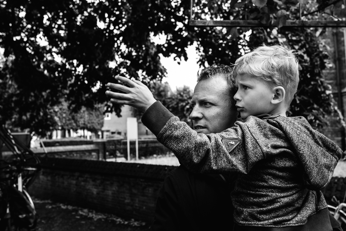 Familiefotografie Voorburg, tijdens wandeling centrum Voorburg mooi vader-zoon moment. Foto door Sandra Stokmans Fotografie