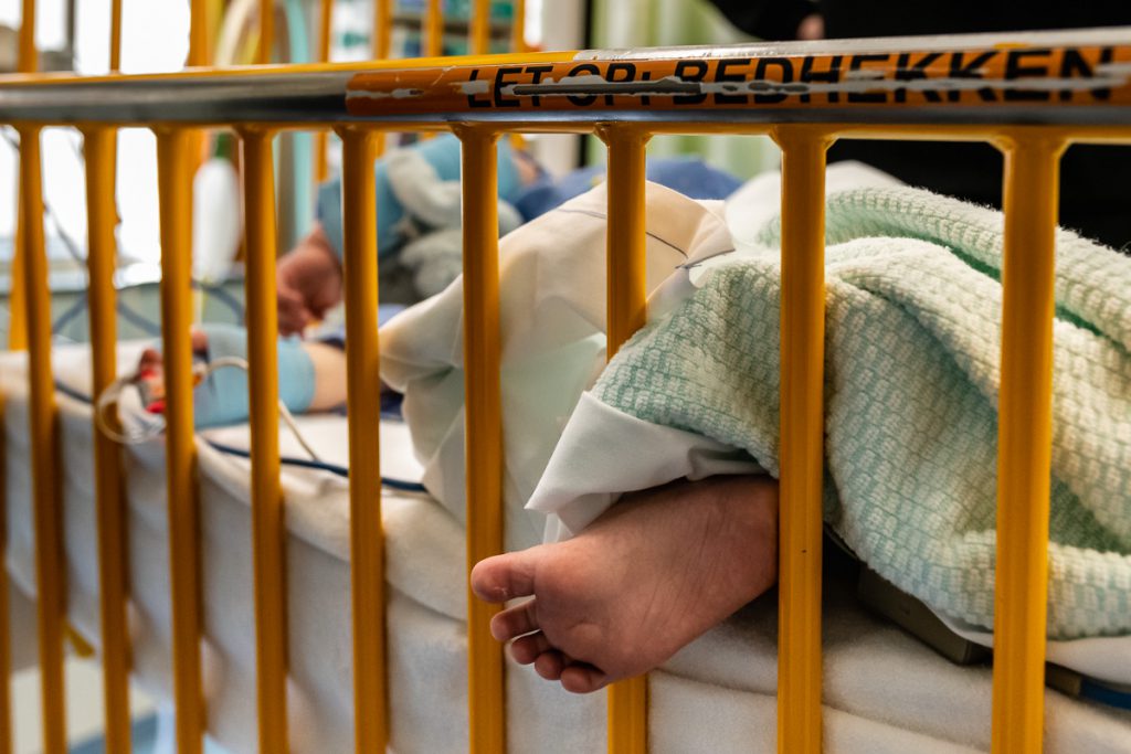 Detail voetje van een jongetje (22mnd) die voor een hartcatherisatie in het Wilhelmina Kinderziekenhuis ligt, ziekenhuisreportage door Sandra Sotkmans Fotografie