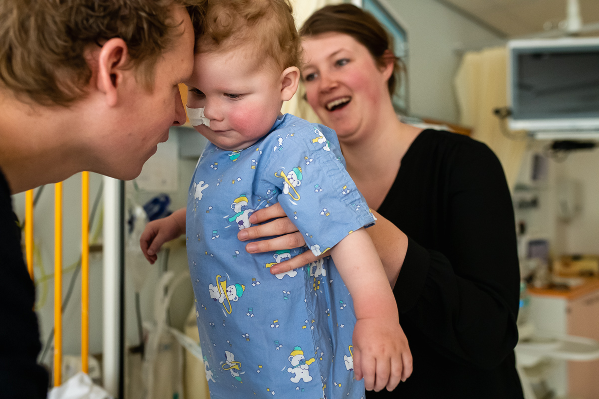 Ziekenhuisreportage, Hartekind wordt voorbereidt voor zijn 7de hartcatherisatie in het WKZ in Utrecht, foto door Sandra Stokmans Fotografie