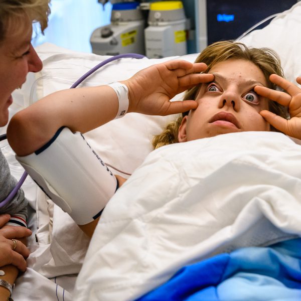 Zorgfotografie, uit narcose komen na operatie Academisch Ziekenhuis Rotterdam, foto door Sandra Stokmans Fotografie