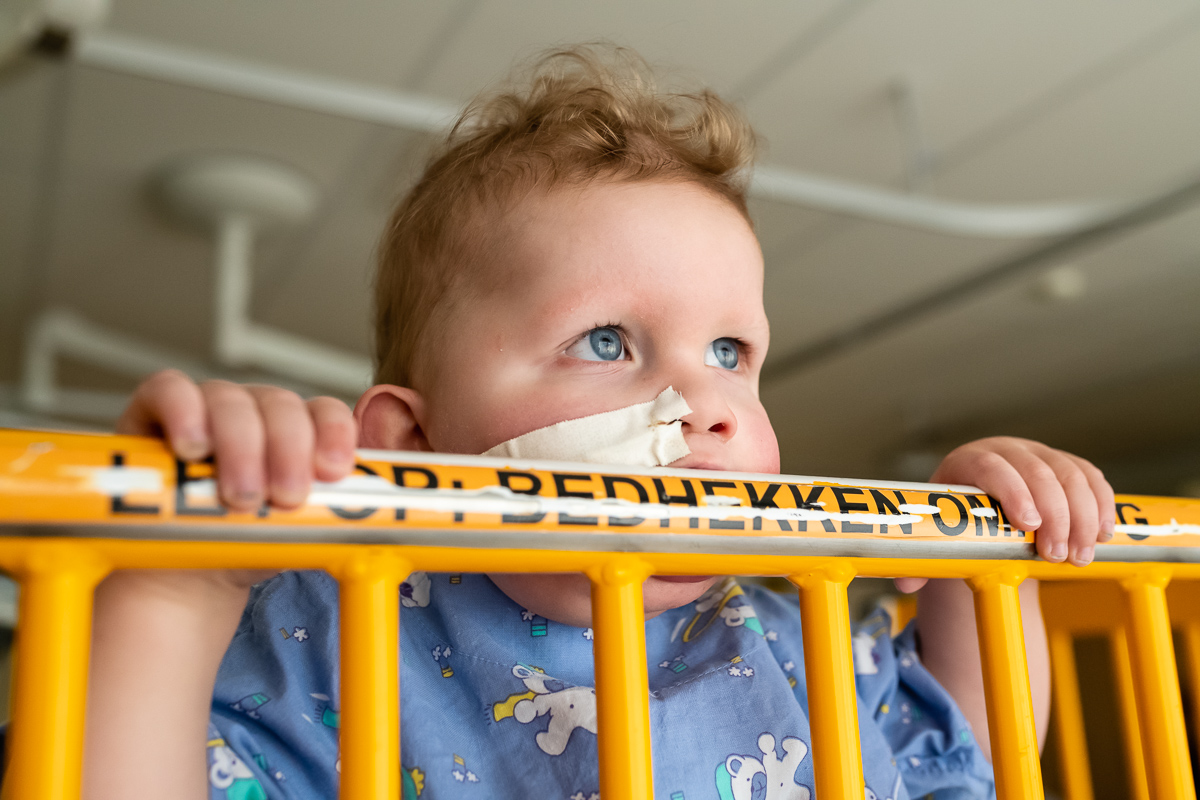 In ziekenhuis fotograferen: Dave, hartekind met pulmonalisatresie, vlak voor zijn hartcatherisatie in het Wilhelmina Kinderziekenhuis, Utrecht, documentaire fotografie door Sandra Stokmans Fotografie