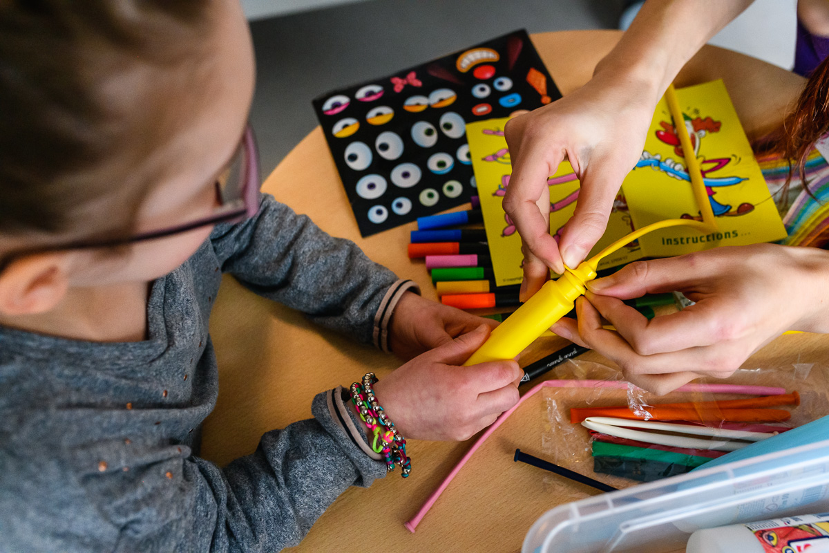 Tijdens ziekenhuis reportage zorgt de medisch pedagogisch medewerker voor afleiding, Day in the Hospital door Sandra Stokmans Fotografie