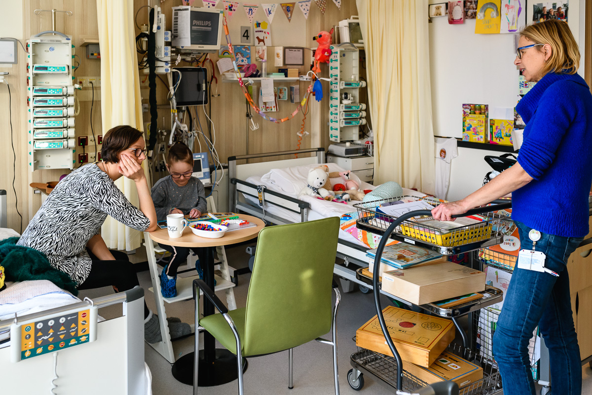 Onderwijs tijdens ziekenhuis reportage met medisch pedagogisch zorgverlener bij het WKZ in Utrecht, documentaire fotografie door Sandra Stokmans Fotografie