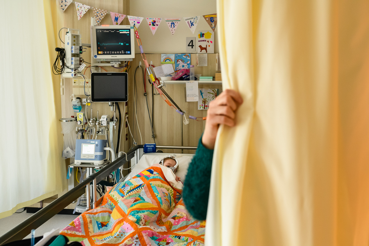 Ziekenhuis reportage, Nienke moet haar middagslaapje gaan doen (IC WKZ). Foto door Sandra Stokmans Fotografie