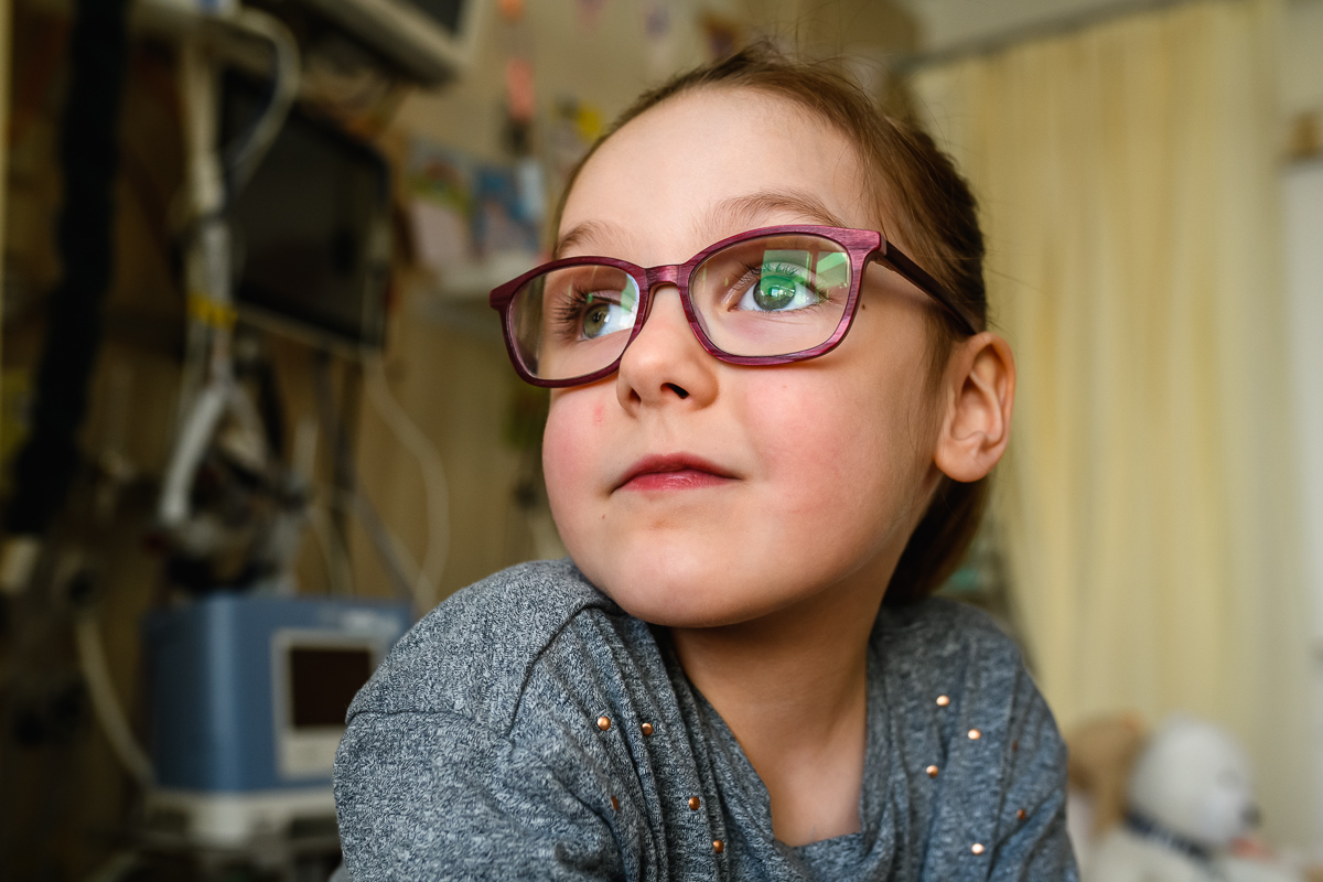 Portret Nienke tijdens de ziekenhuis reportage bij het Wilhelmina Kinderziekenhuis in Utrecht, documentaire familiefotografie door Sandra Stokmans