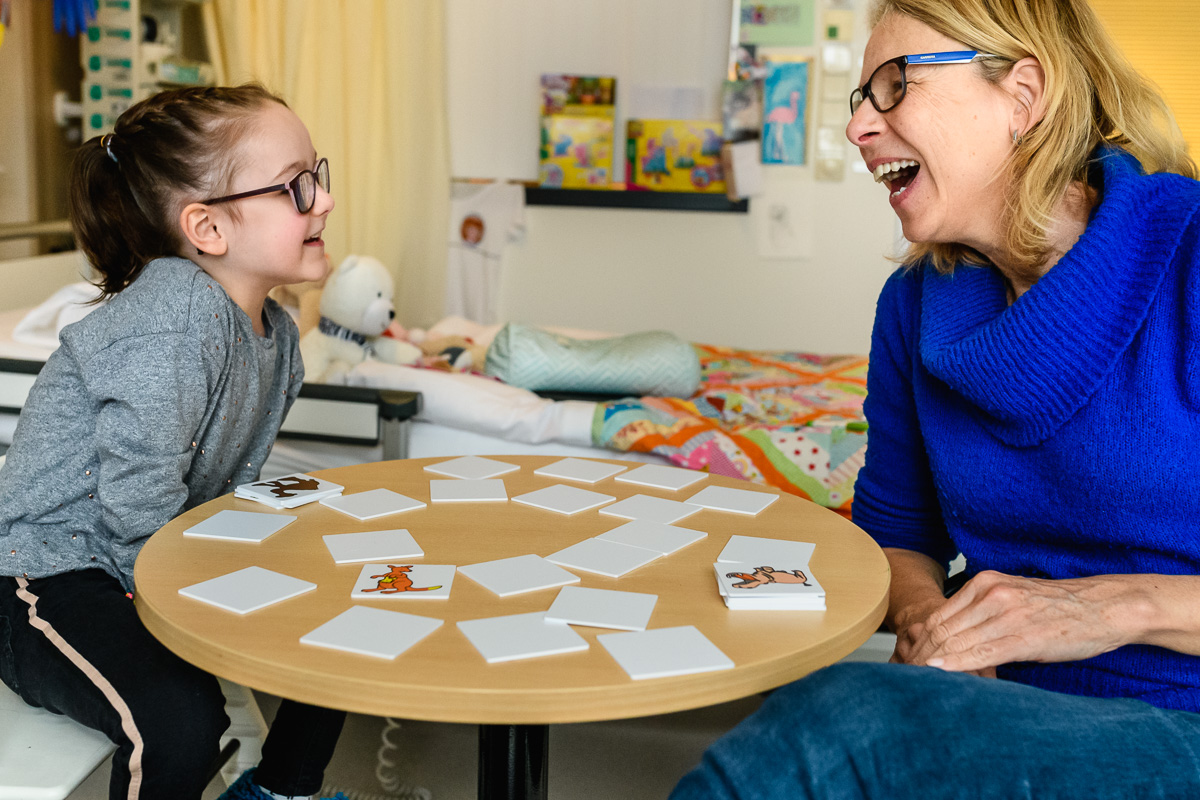 Onderwijs tijdens ziekenhuis reportage met medisch pedagogisch zorgverlener bij het WKZ in Utrecht, documentaire fotografie door Sandra Stokmans Fotografie