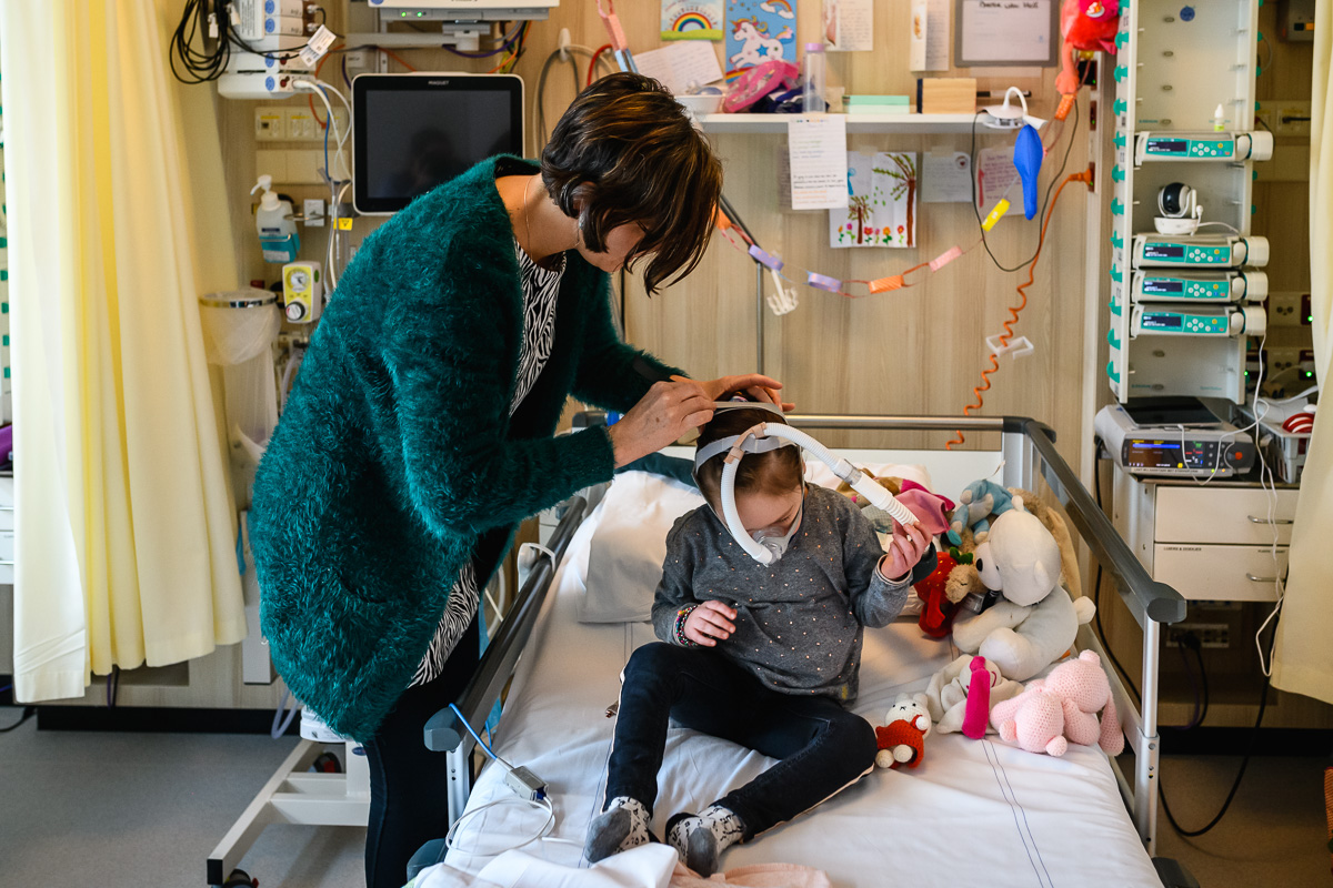 Tijdens de ziekenhuis reportage wordt de neuskapbeademing opgezet, documentaire fotografie door Sandra Stokmans Fotografie