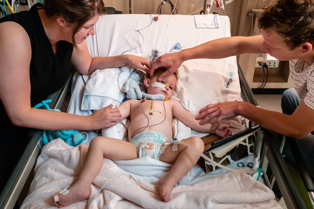 Ziekenhuis fotograferen na een openhartoperatie, ziekenhuisreportage bij Wilhelmina Kinderziekenhuis van Hartekind, documentaire fotografie door Sandra Stokmans Fotografie