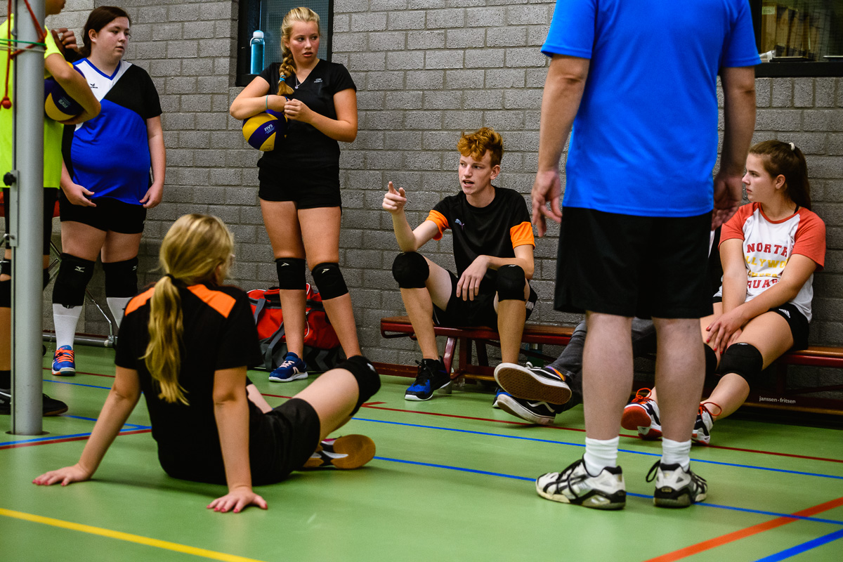 fotoreportage sportactiviteit, aanvoerder spreekt team toe tijdens volleybal training, foto door Sandra Stokmans Fotografie