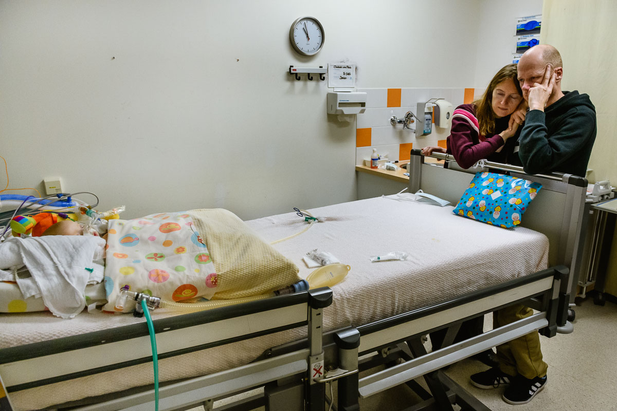 Zorgfotograaf, documentaire fotografie van Hartekind baby na openhartoperatie in de ICU bij het WKZ te Utrecht, foto door Sandra Stokmans Fotografie