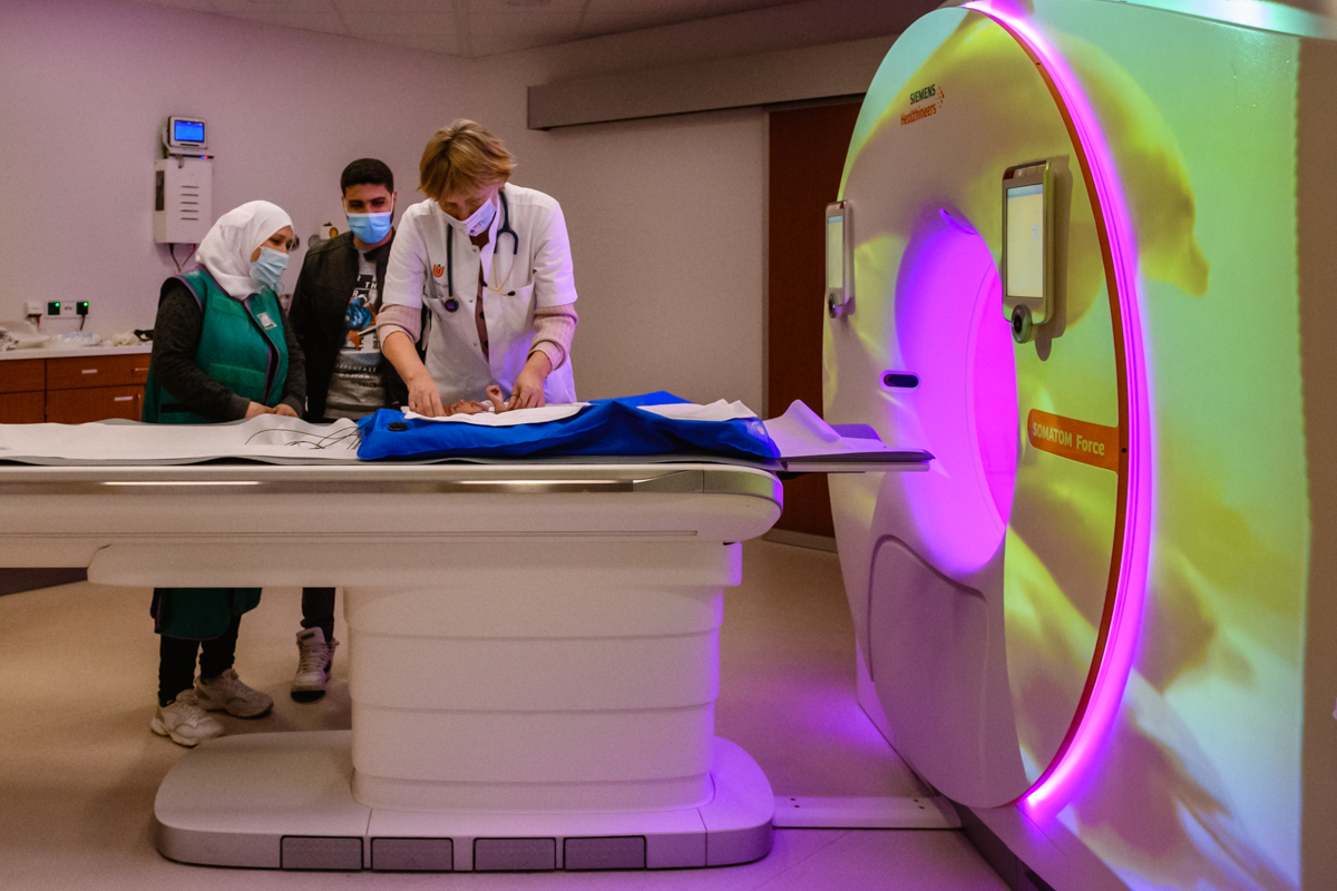 Hartekind onder de CT-scan tijdens ziekenhuis reportage, zorg verhaal kinderhartcardioloog aan het werk bij het Amsterdam UMC