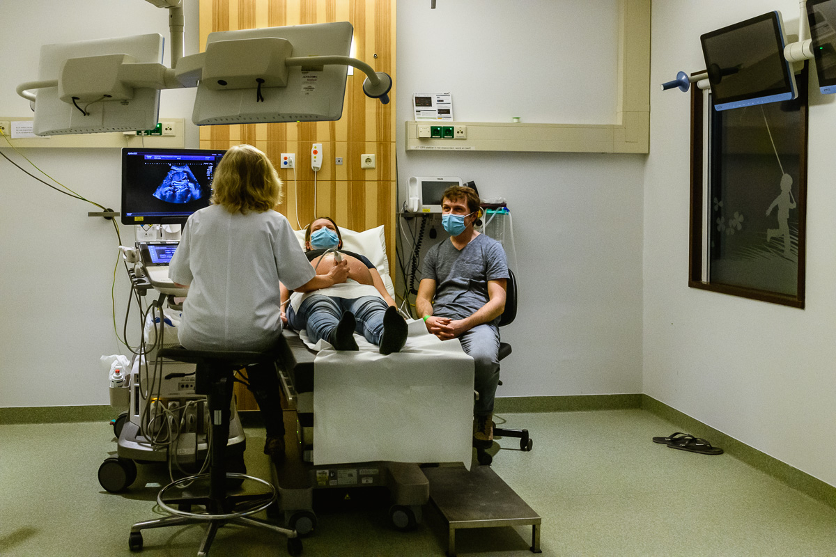 Een zwangerschapecho van een tweeling door topdokter M. Haak tijdens een ziekenhuis reportage bij het LUMC te Leiden