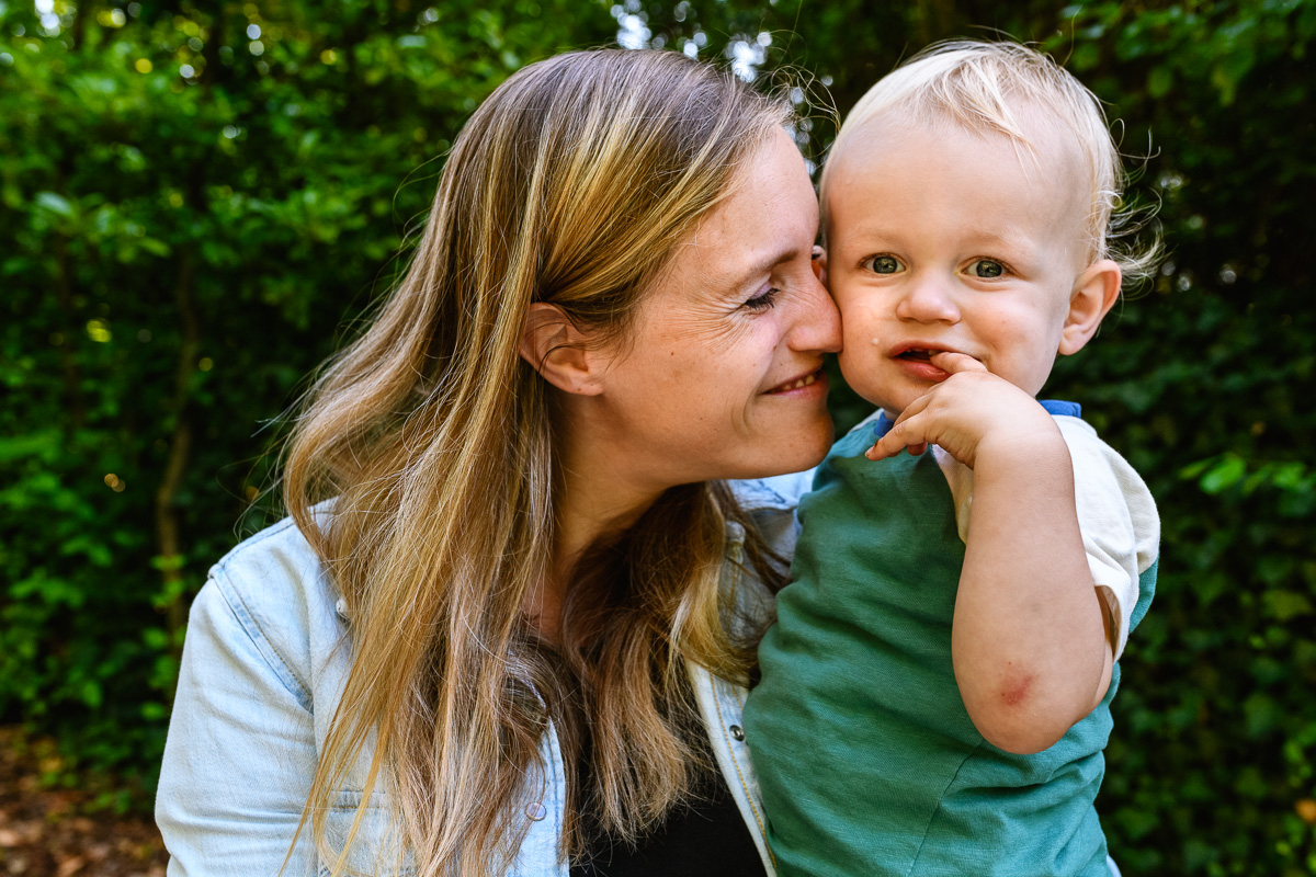 documentaire-familie-fotografie-spontane-foto-moment-fotografie-Day-in-the-Life-moeder-en-zoon-Sandra-Stokmans-Fotografie-SSF_3920