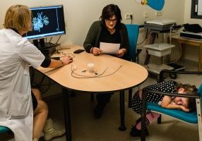 Consult hartcatheterisatie in het WKZ ziekenhuis in Utrecht, Hartekind met syndroom Williams-Beuren, foto door Sandra Stokmans Fotografie